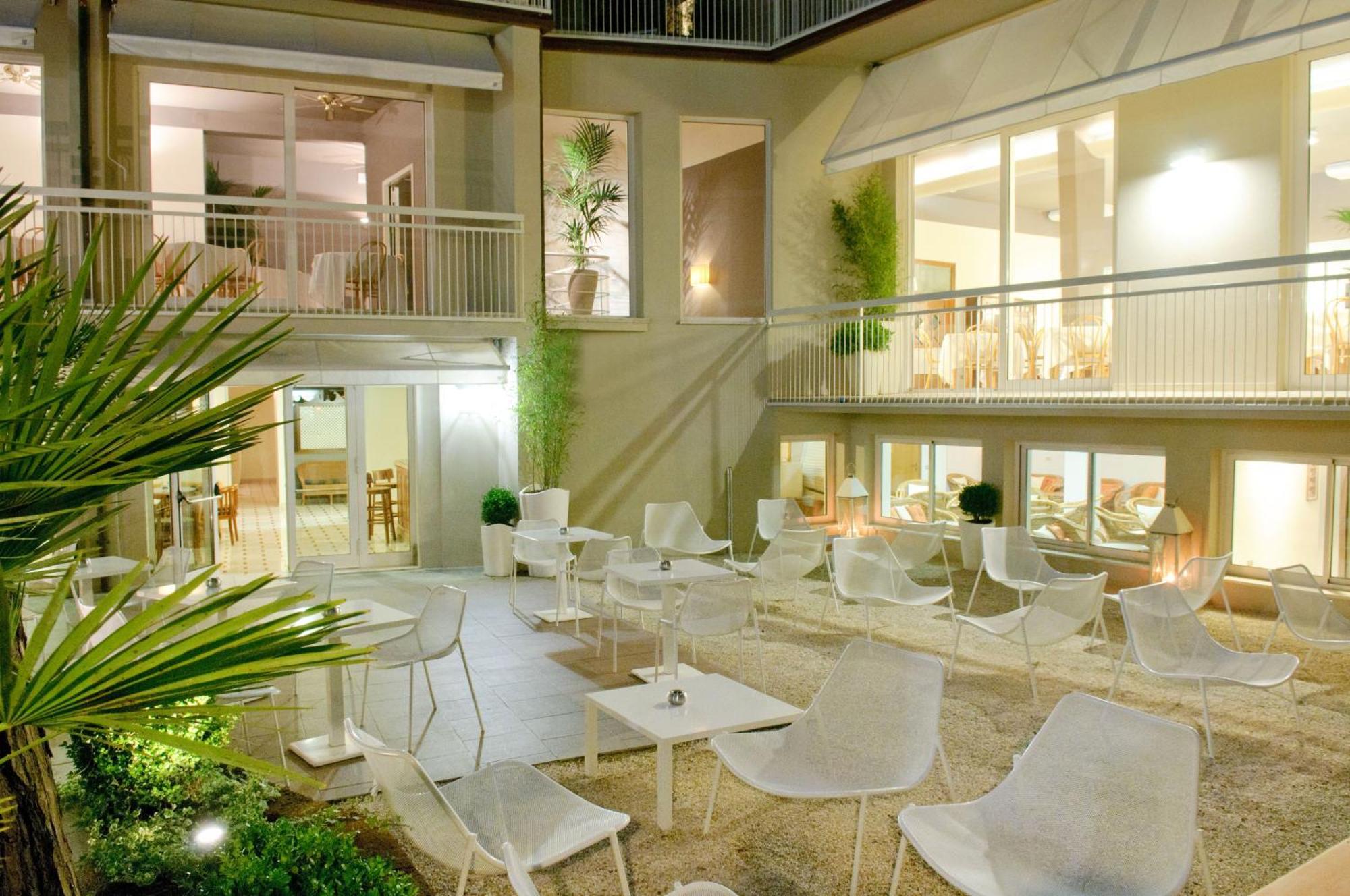 Hotel Trionfal Milano Marittima Exterior foto