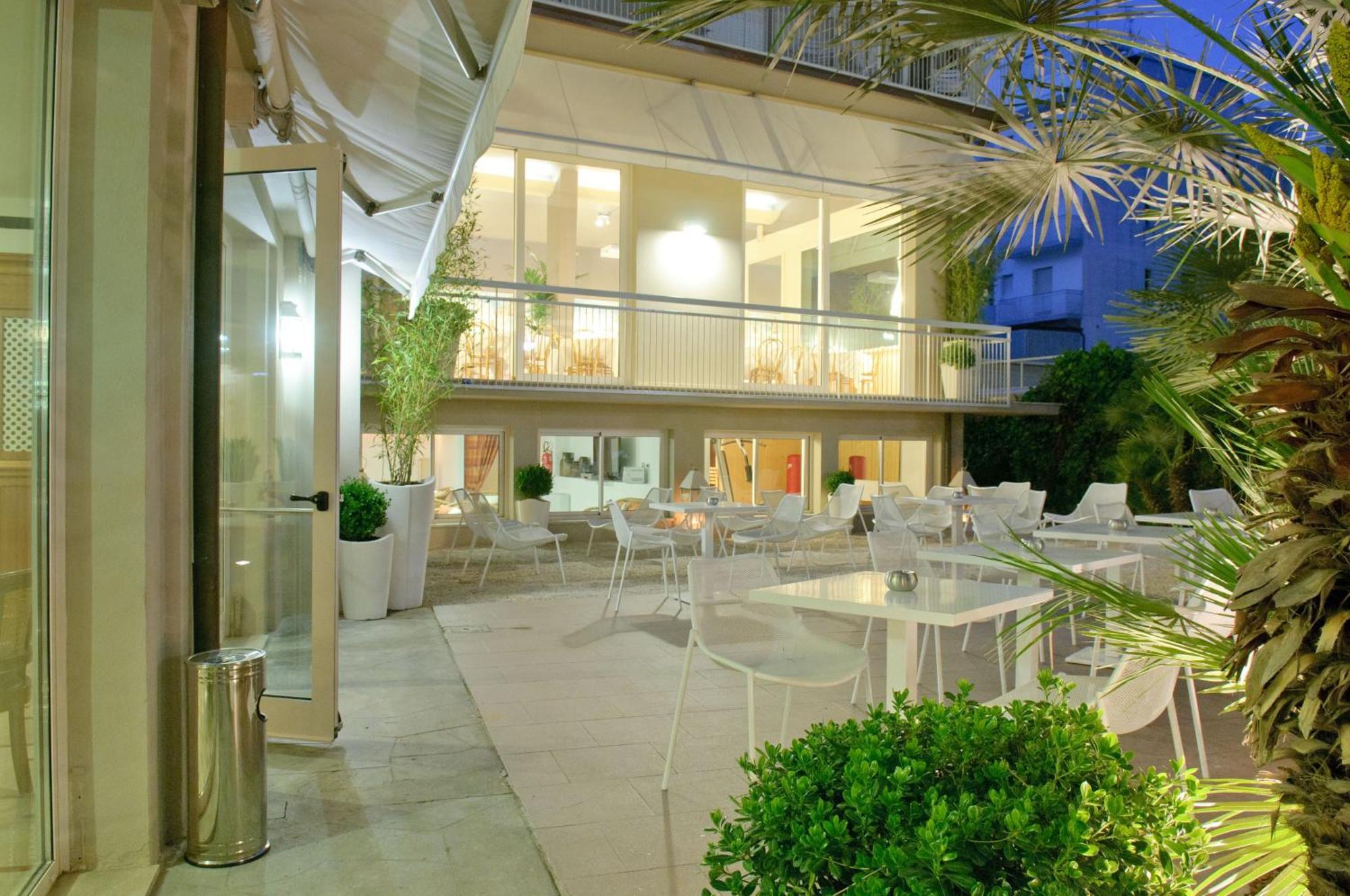 Hotel Trionfal Milano Marittima Exterior foto