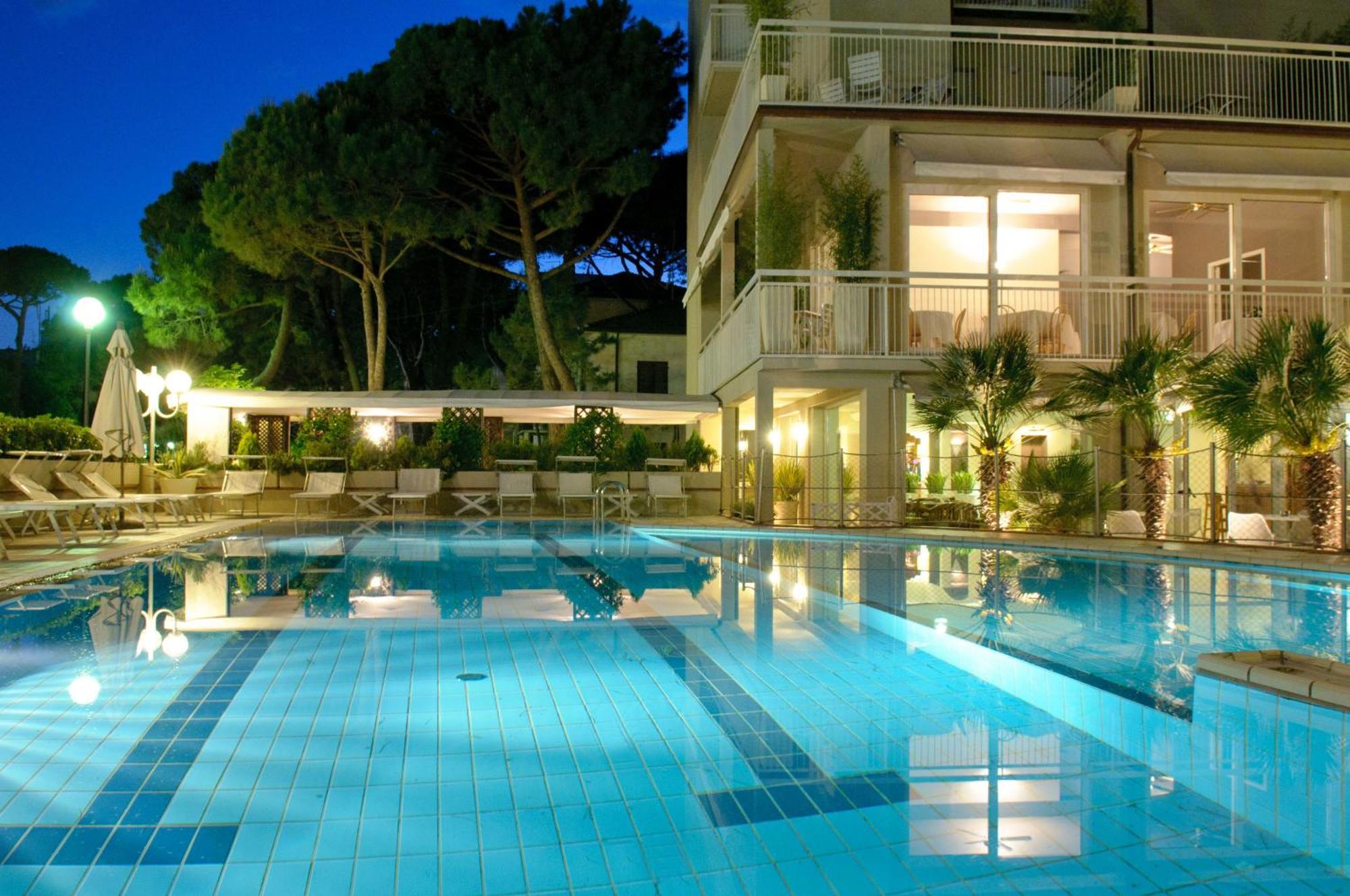 Hotel Trionfal Milano Marittima Exterior foto